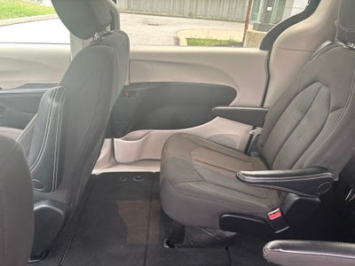2024 Chrysler Voyager LX