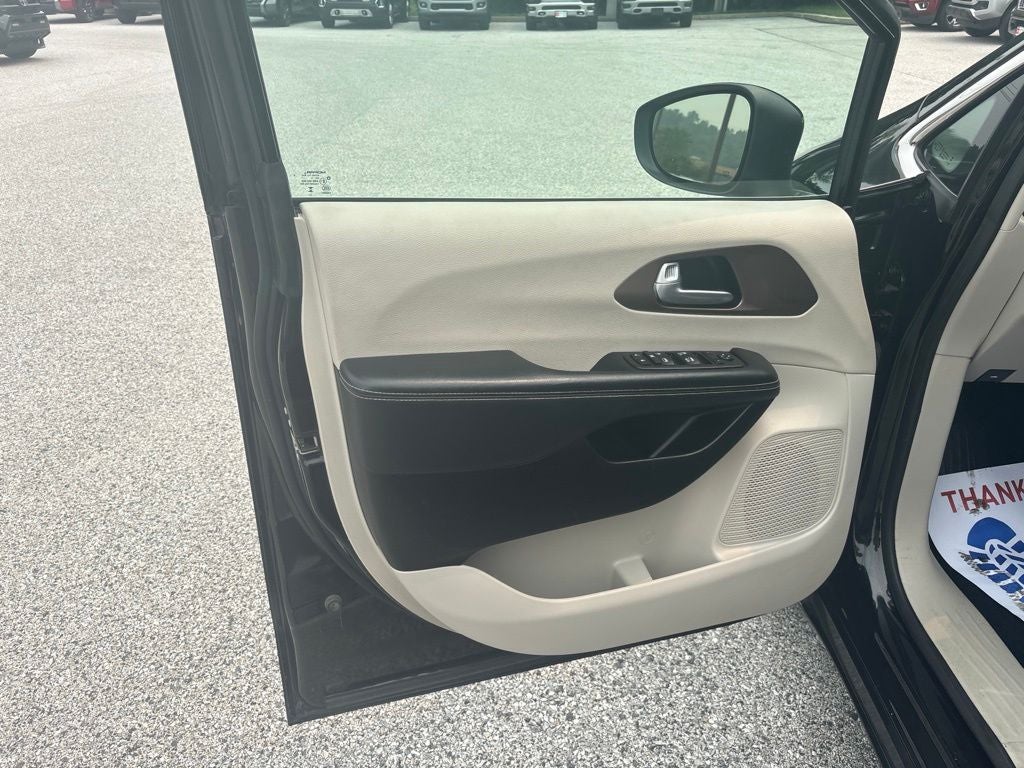 2024 Chrysler Voyager LX