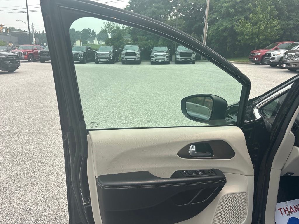 2024 Chrysler Voyager LX