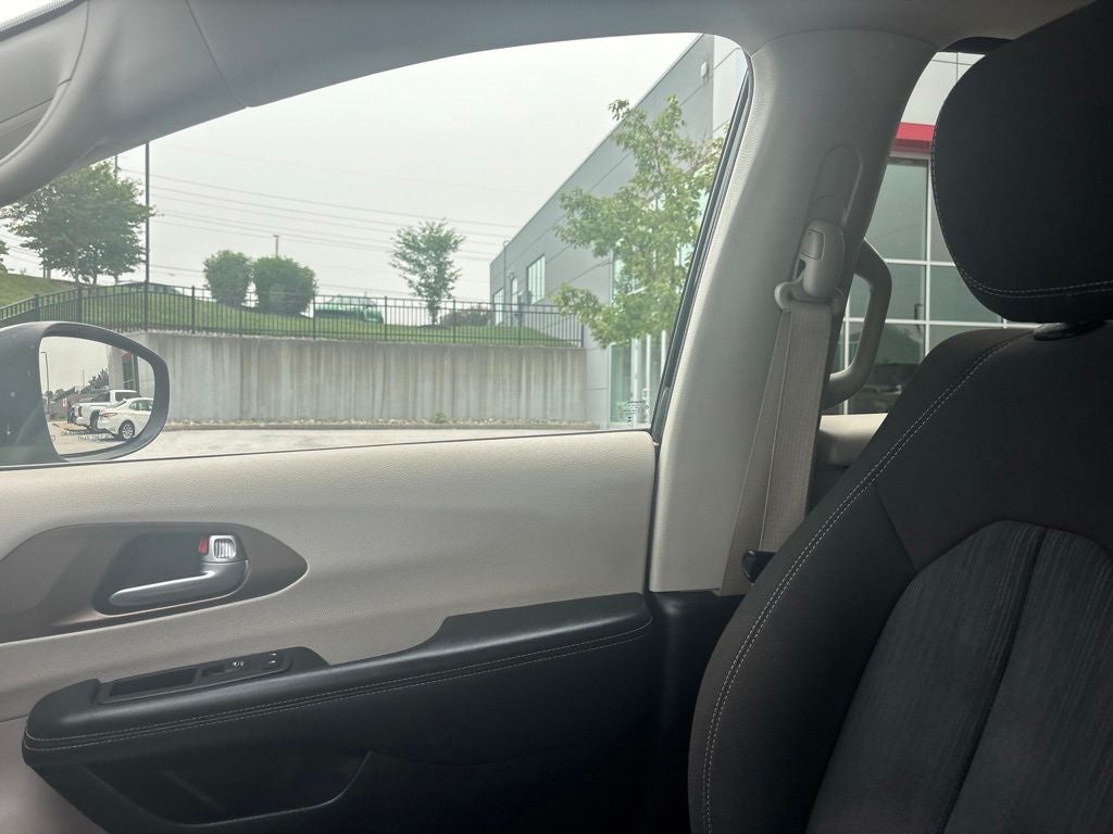 2024 Chrysler Voyager LX