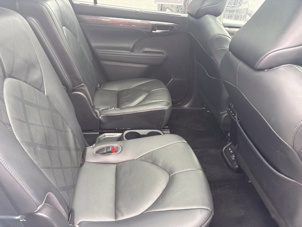 2021 Toyota Highlander Hybrid Platinum