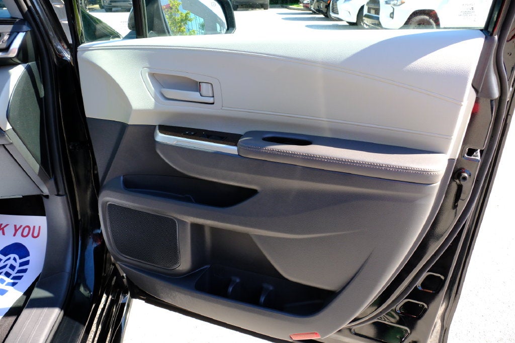 2022 Toyota Sienna LE 8 Passenger