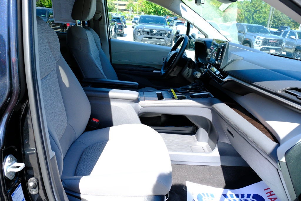 2022 Toyota Sienna LE 8 Passenger