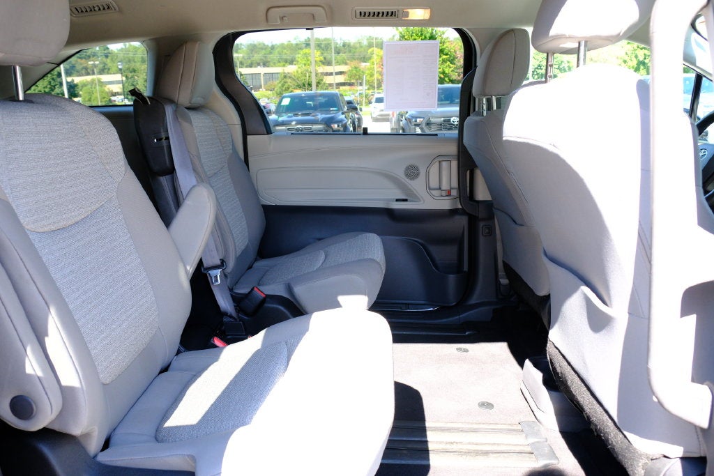 2022 Toyota Sienna LE 8 Passenger