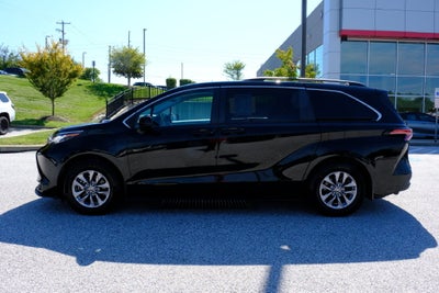 2022 Toyota Sienna LE 8 Passenger