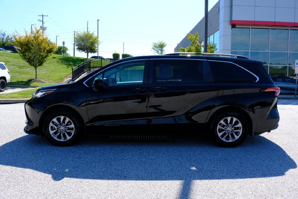 2022 Toyota Sienna LE 8 Passenger