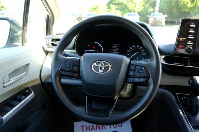 2022 Toyota Sienna LE 8 Passenger