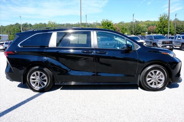 2022 Toyota Sienna LE 8 Passenger