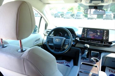 2022 Toyota Sienna LE 8 Passenger
