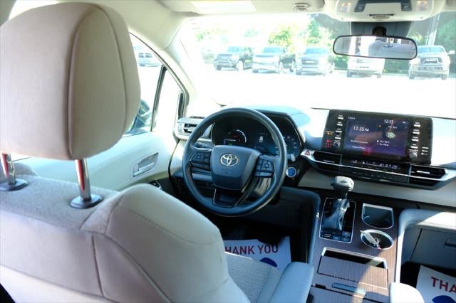 2022 Toyota Sienna LE 8 Passenger