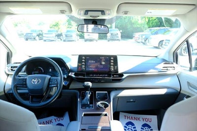 2022 Toyota Sienna LE 8 Passenger