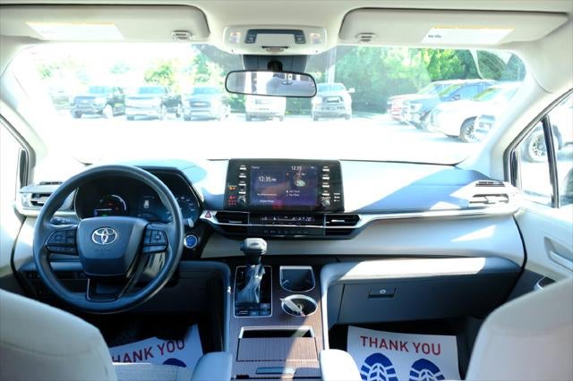 2022 Toyota Sienna LE 8 Passenger