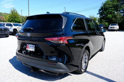 2022 Toyota Sienna LE 8 Passenger