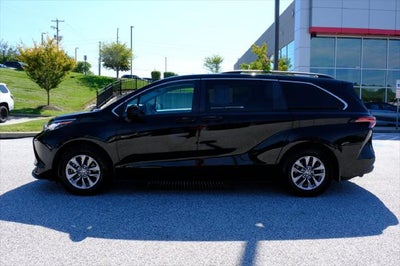 2022 Toyota Sienna LE 8 Passenger