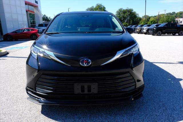 2022 Toyota Sienna LE 8 Passenger